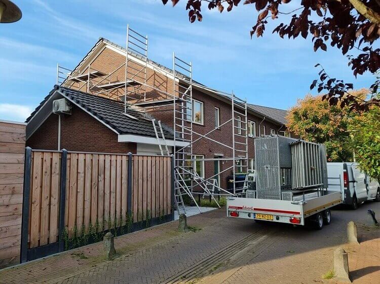 Schildersbedrijf Armhem heeft een steiger op een schuin dak geplaats