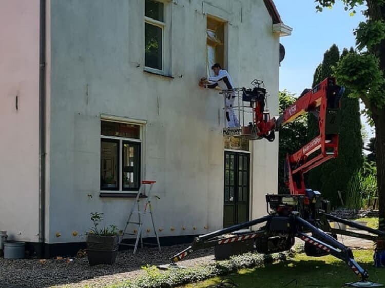 Schildersbedrijf herwen aan het afplakken